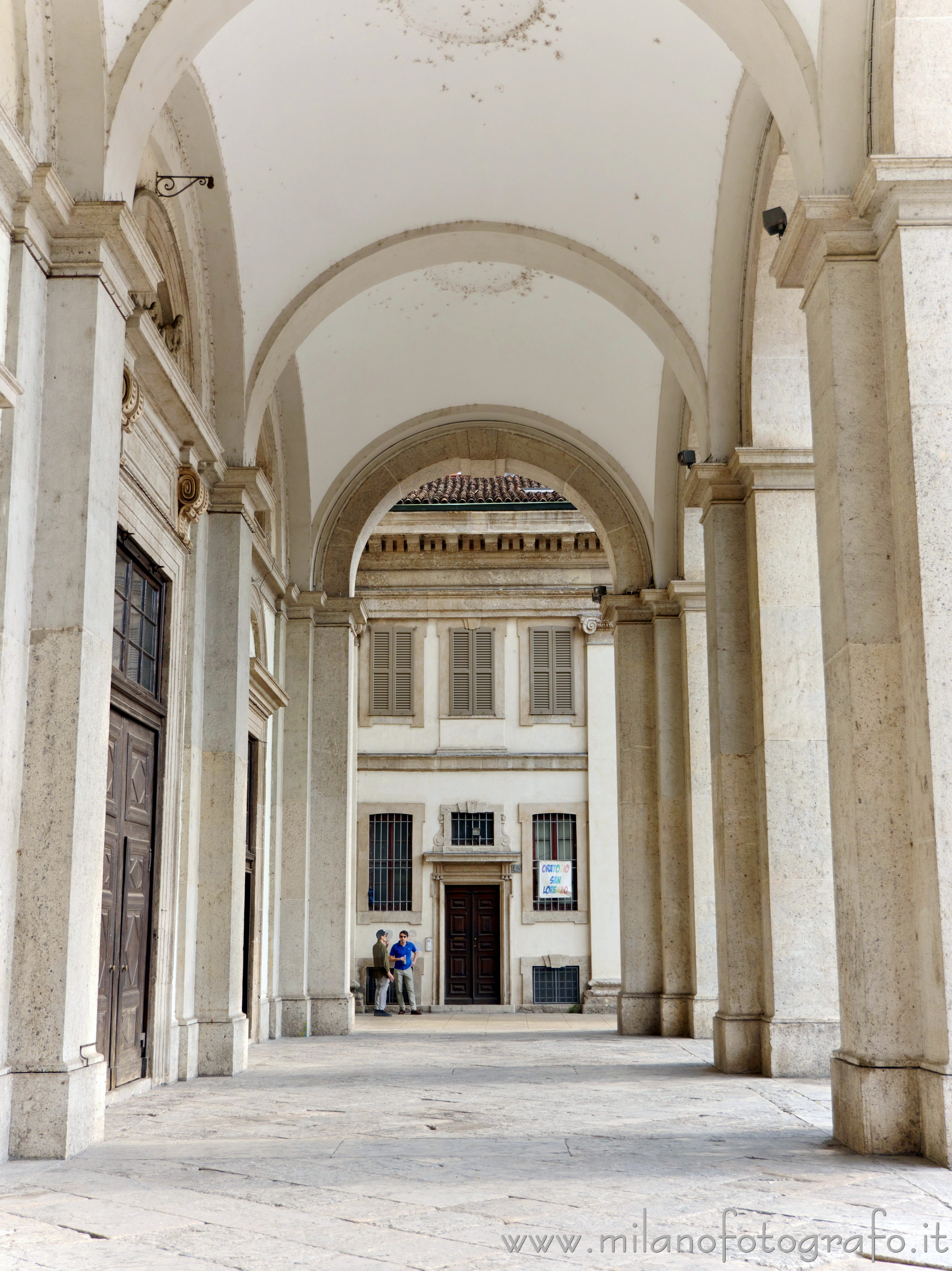 Milano - Portico davanti alla facciata della Basilica di San Lorenzo Maggiore